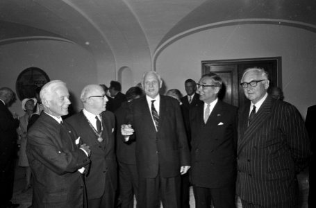 Dhr. Seegers 40 jaar in Amsterdamse gemeenteraad. Nummer 19 dhr. Seegers en echt, Bestanddeelnr 920-6794