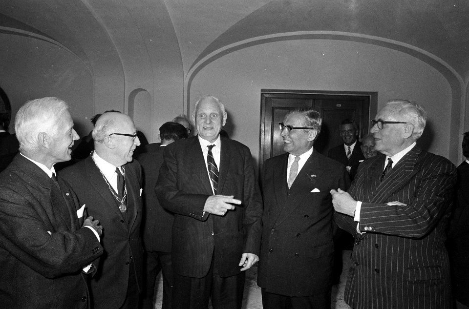 Dhr. Seegers 40 jaar in Amsterdamse gemeenteraad. Dhr. Seegers te midden van vie, Bestanddeelnr 920-6791