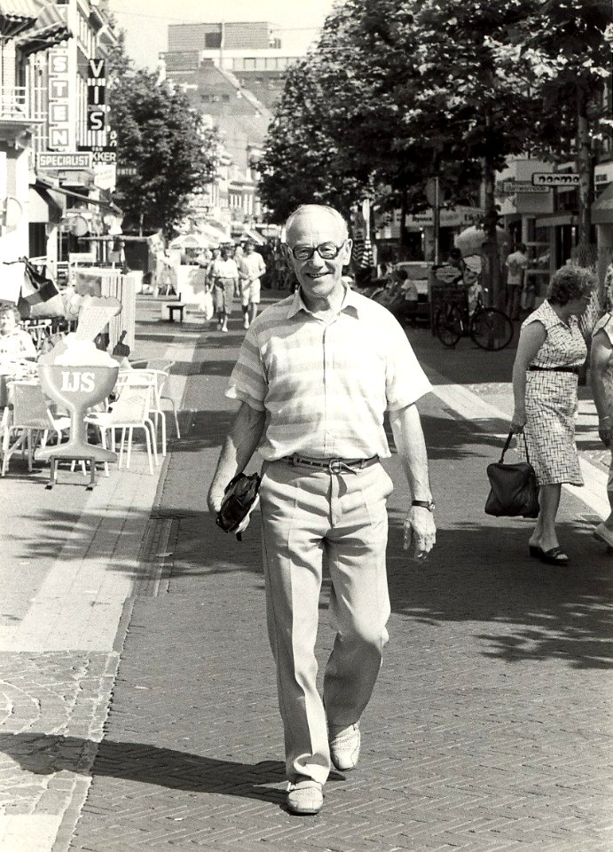 Dhr. Brussée in de Grote Houtstraat. Geschonken in 1986 door United Photos de Boer, NL-HlmNHA 54021106