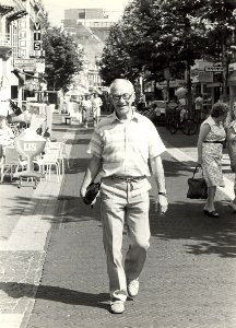 Dhr. Brussée in de Grote Houtstraat. Geschonken in 1986 door United Photos de Boer, NL-HlmNHA 54021106