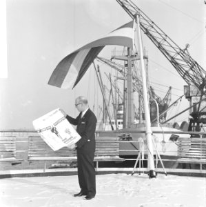 Dhr. B. Haverman , directeur ICEM, toont aan boord HAL-schip affiche ICEM-zegels, Bestanddeelnr 918-6930