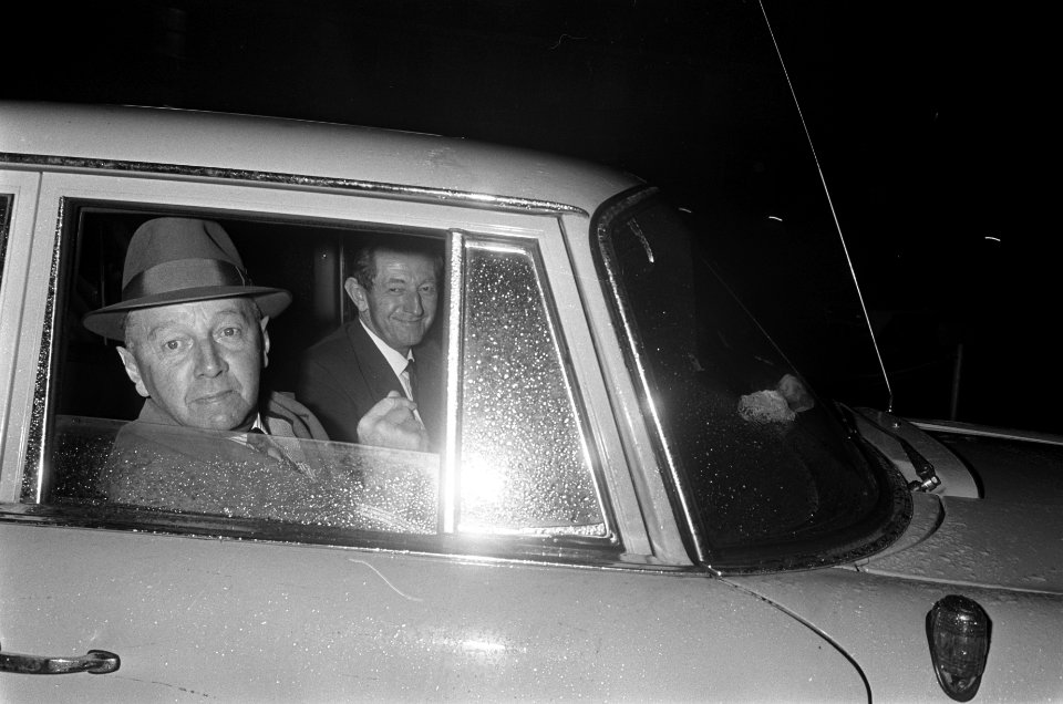 Dhr. Hendrik Adams en Boer Koekoek verlaten per auto het slagveld, Bestanddeelnr 919-6407