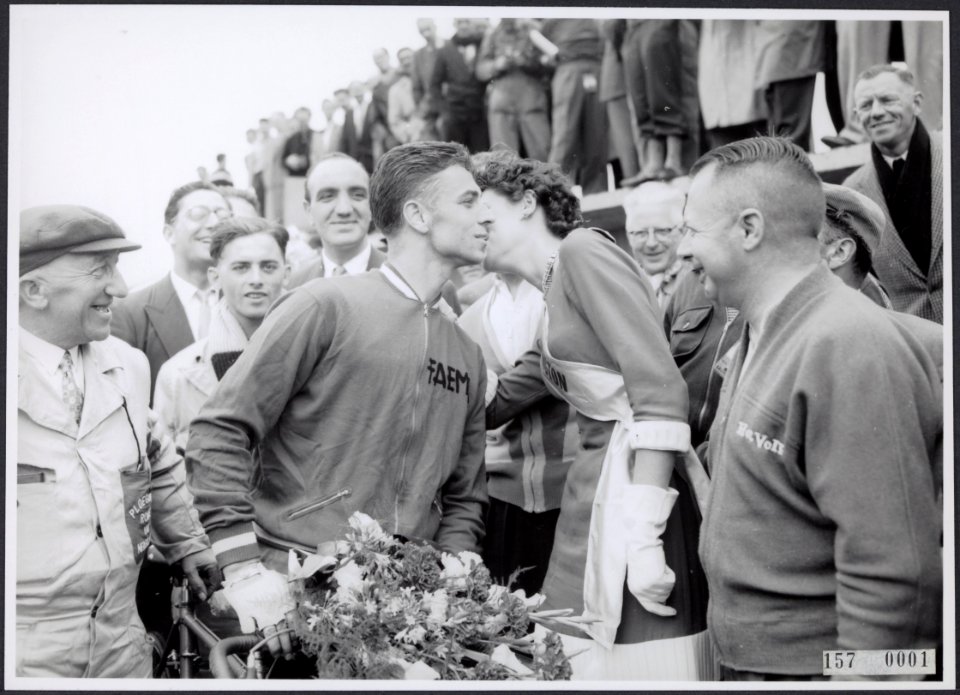 Derde etappe Ronde van Nederland. Rik Van Looy winnaar derde etappe. Kus van Ron, Bestanddeelnr 157-0001