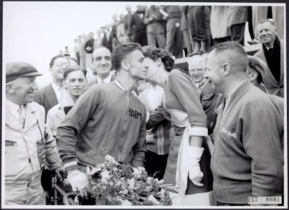 Derde etappe Ronde van Nederland. Rik Van Looy winnaar derde etappe. Kus van Ron, Bestanddeelnr 157-0001