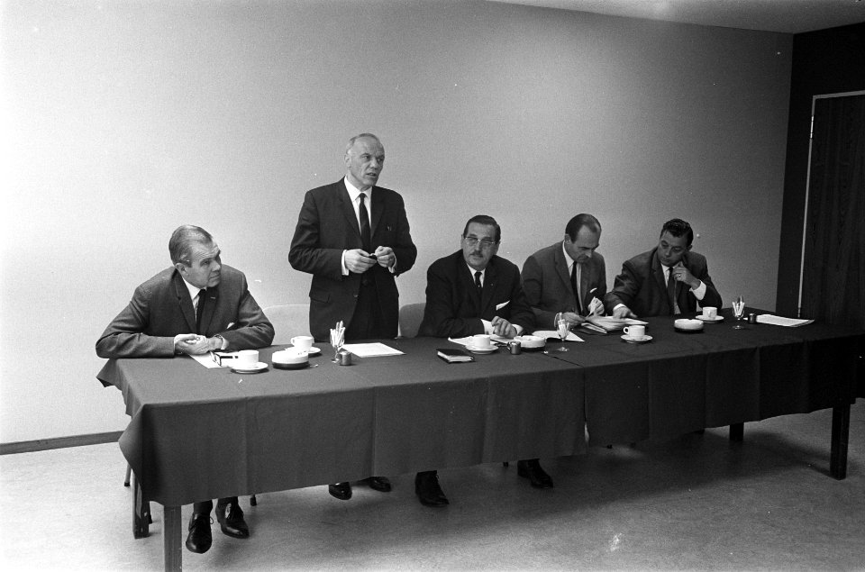 Dhr de Vlaam tijdens de persconferentie, Bestanddeelnr 921-7346