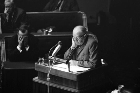 Dhr. Hendrik Adams voert het woord terwijl dhr. Aart Snoek van de Boerenpartij z, Bestanddeelnr 919-6405
