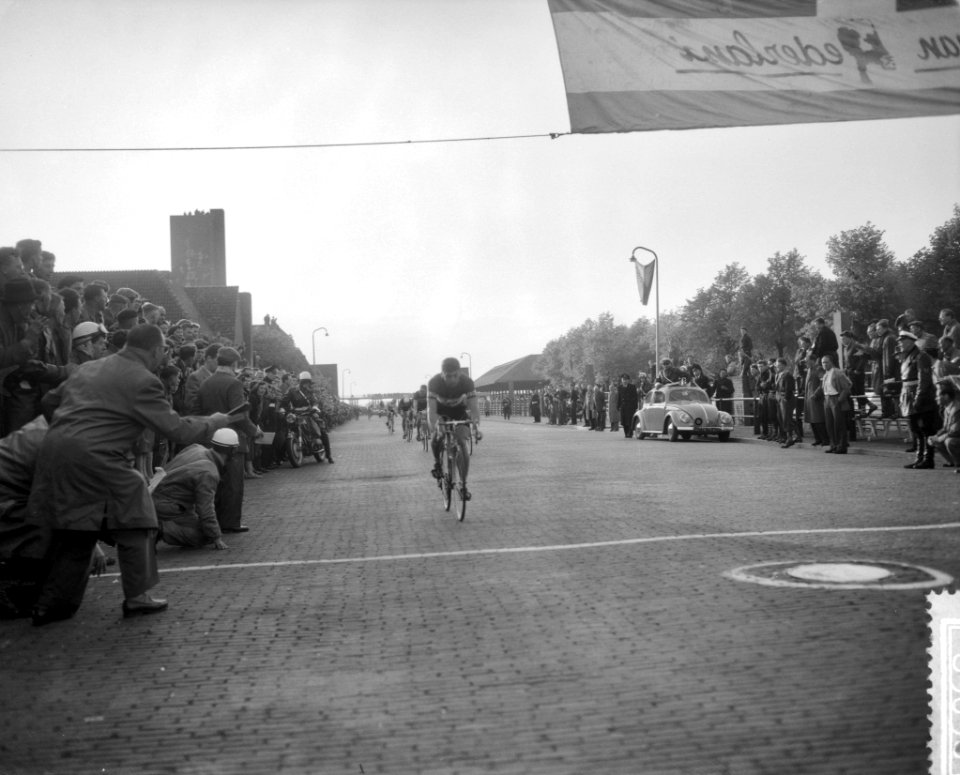 Derde etappe Ronde van Nederland . Finish Zwolle, eerste R. van Looy (Belgie), Bestanddeelnr 908-5638
