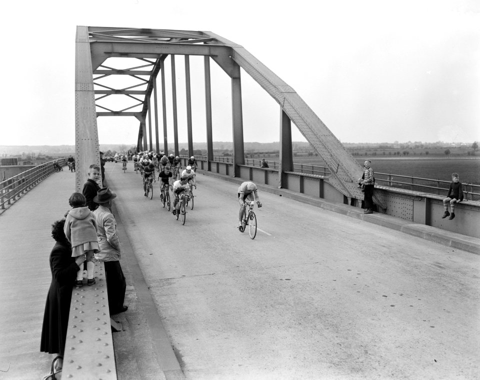 Derde etappe Ronde van Nederland . Brug bij Doesburg aangetast, Bestanddeelnr 908-5637