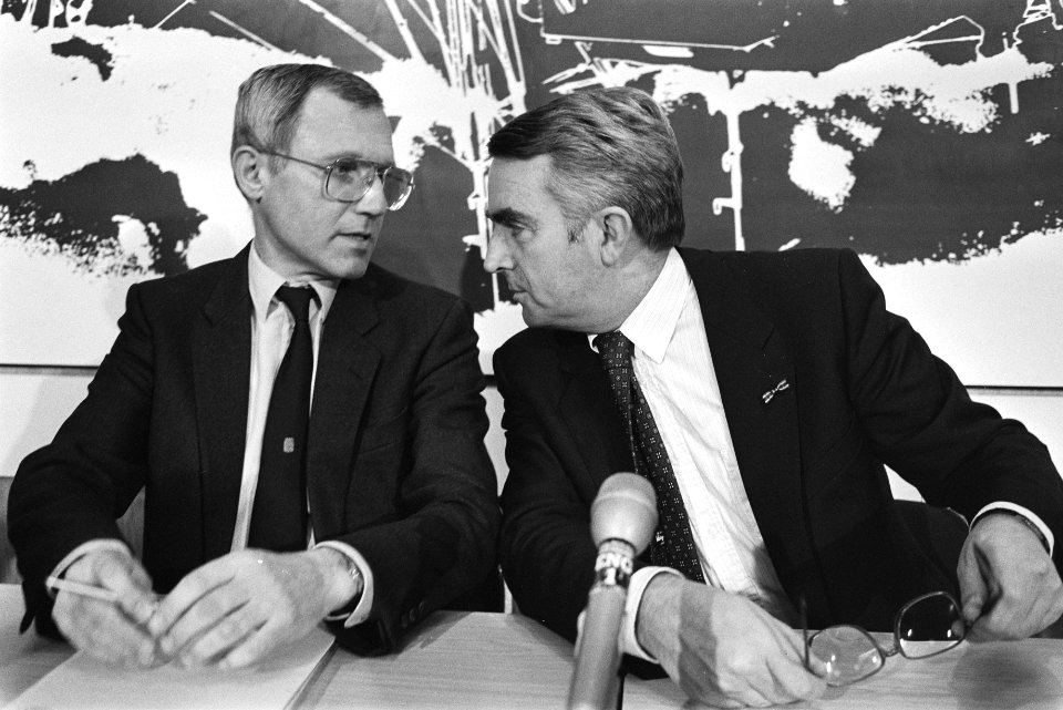 Dhr. Scholten (r) en dhr. Dijkman tijdenseen persconferentie, Bestanddeelnr 932-7999