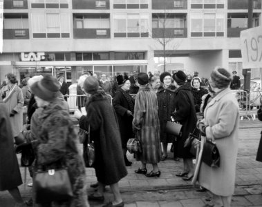 Dertiende lustrum van de VVSL in Leiden, koningin Juliana bij intocht in gesprek, Bestanddeelnr 917-3757