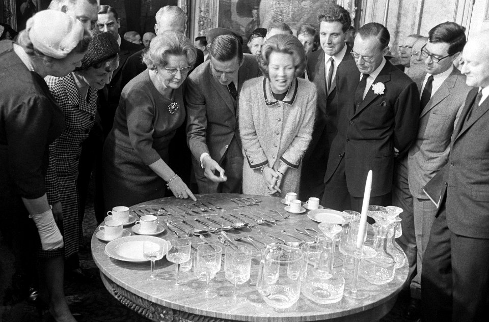 Derde geschenkendag voor prinses Beatrix en Claus op paleis Soestdijk , koningin, Bestanddeelnr 918-8531