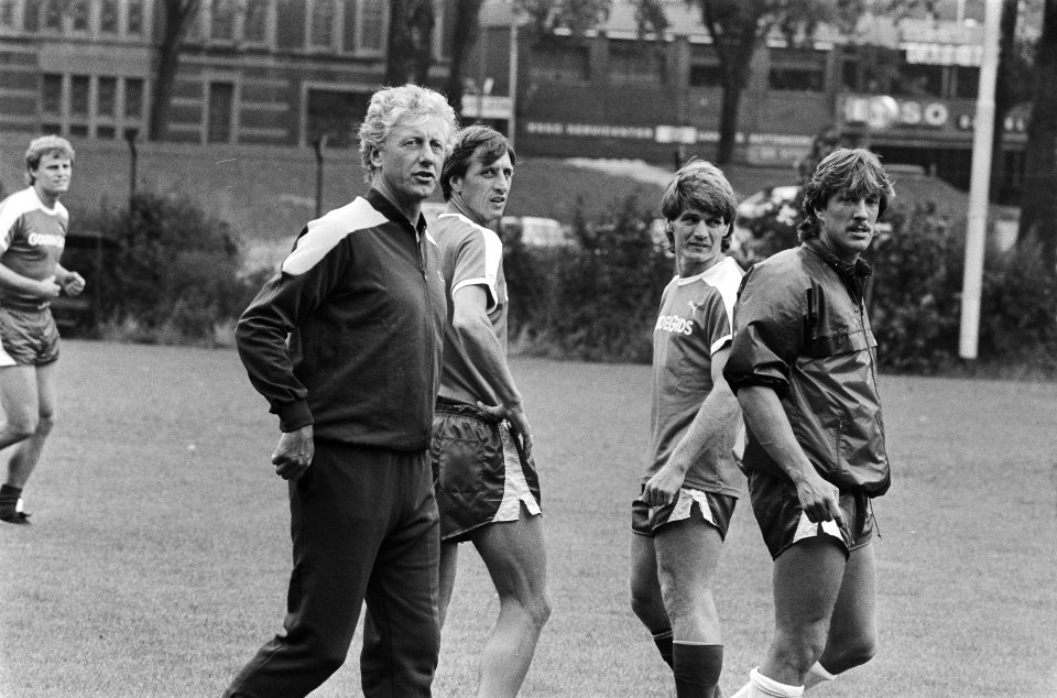 Dhr. Johan Cruijff (2e van links) en trainer Thijs Libregts (l) tijdens de train, Bestanddeelnr 932-6602