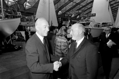 Dertiende Hiswa-tentoonstelling in RAI geopend door minister J. A. Bakker . Mini, Bestanddeelnr 921-1673