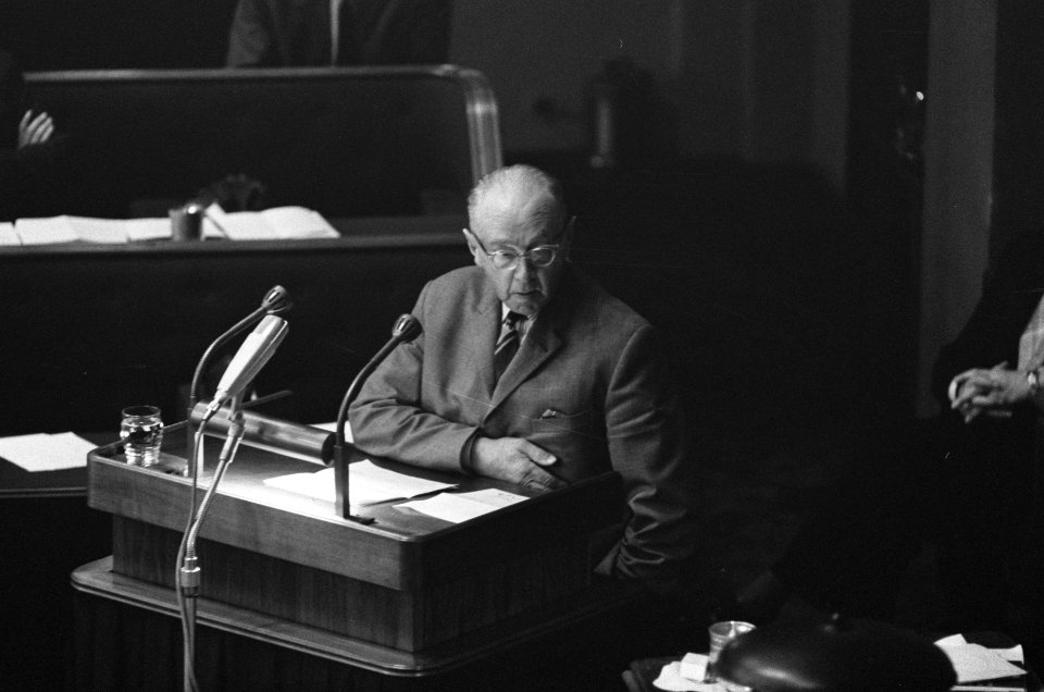 Dhr. Hendrik Adams voert het woord, Bestanddeelnr 919-6416