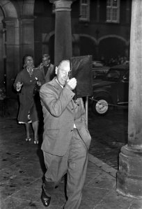 Dhr. Hendrik Adams verlaat de Eerste Kamer met zijn tas voor zijn gezicht, Bestanddeelnr 919-6406
