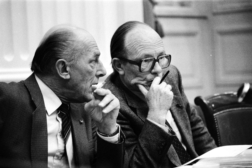 Dhr. Statema (directeur personeelsbeleid Binnenlandse Zaken) (l) en minister Rie, Bestanddeelnr 932-7721