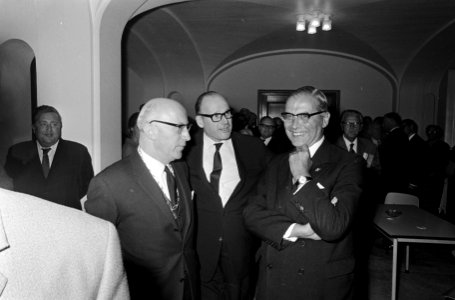 Dhr. Seegers 40 jaar in Amsterdamse gemeenteraad. Nummer 19 dhr. Seegers en echt, Bestanddeelnr 920-6795