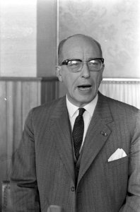 Dhr. T. (Theo) M.J. de Graaf , Burgemeester van Lisse (voorzitter Keukenhof), Bestanddeelnr 920-1335