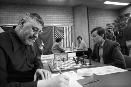 Derde ronde IBM-schaaktoernooi te Amsterdam, Jan Hein Donner (l) tegen Karpov (r), Bestanddeelnr 931-4922