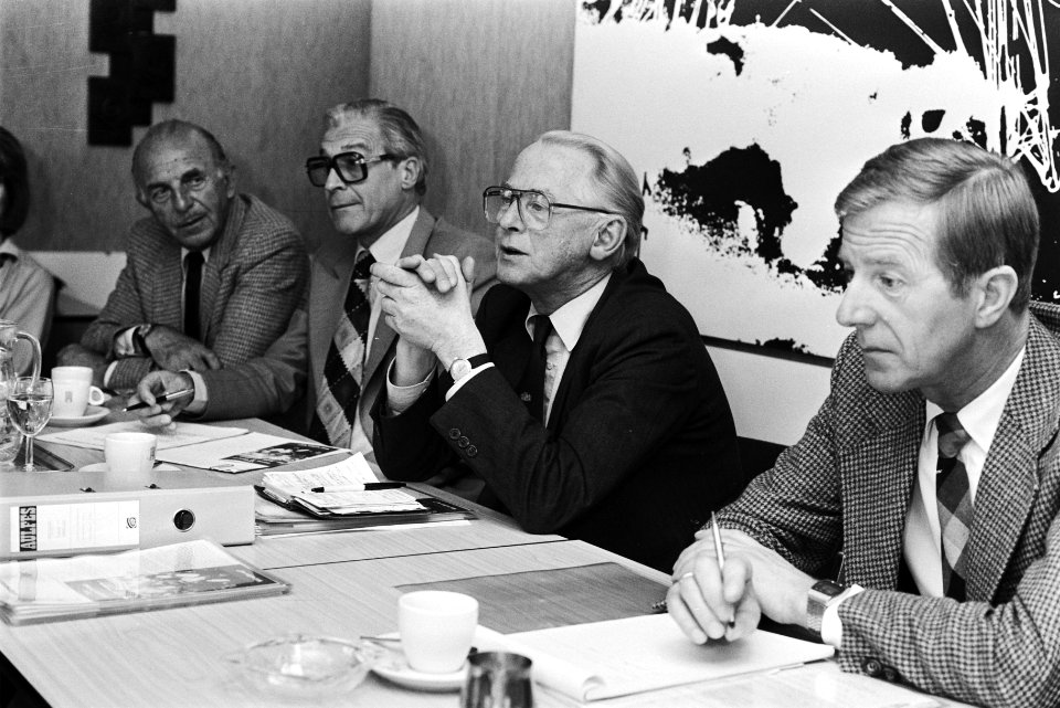 Dhr. Nooren, Sampon, vice-voorzitter Van Muylwijck en Offringa, Bestanddeelnr 932-3546
