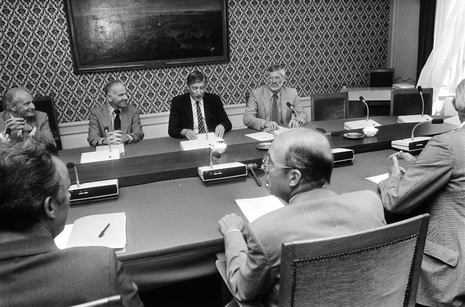 Dhr. Van Agt (m), burgemeester De Leeuw (l) en minister De Ruiter (voorgrond), Bestanddeelnr 932-6444