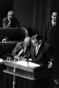 Dhr. Jan Baas (VVD) voert het woord, Bestanddeelnr 919-6433