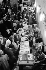 Derde Wereldweek in Universiteit Amsterdam besloten met discussies. In de aula w, Bestanddeelnr 921-8420