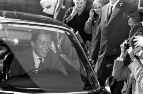 Derde zoon voor prinses Beatrix . Prins Claus wordt gefeliciteerd bij verlaten z, Bestanddeelnr 922-8613