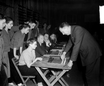 Derde vijfjarige HBS 50 jaar Euwe schaakt simultaan, Bestanddeelnr 904-9423