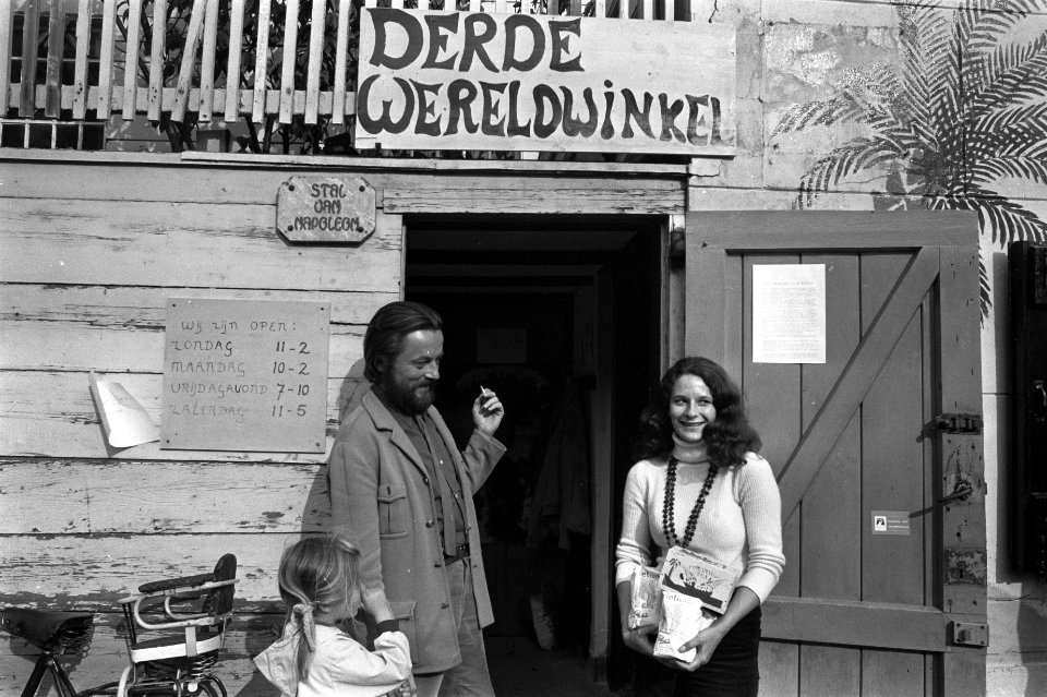 Derde wereldwinkel geopend in Amstelkerk, Amstelveld, Amsterdam, Dolf Coppes voo, Bestanddeelnr 924-9458