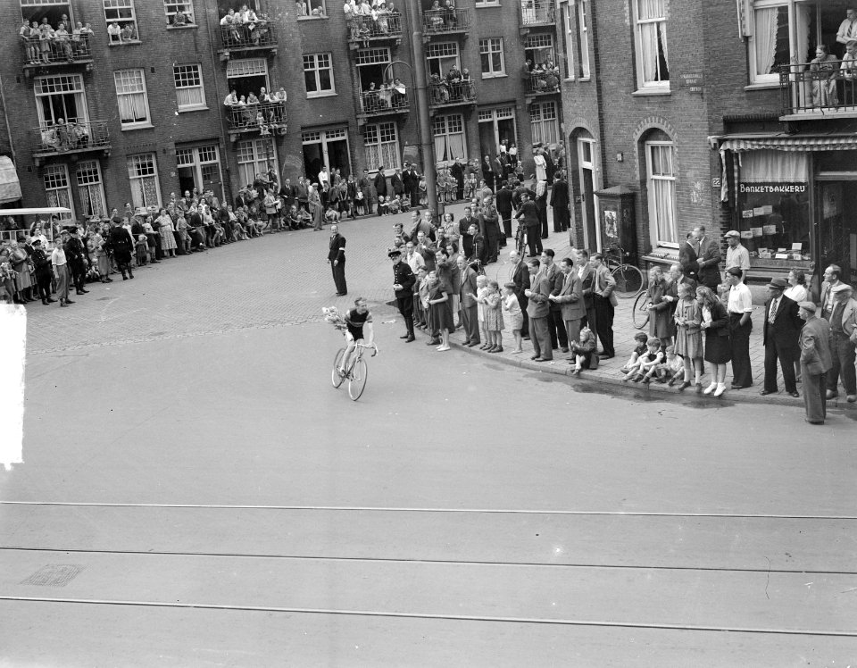 Derde Ronde van het Spaarndammerkwartier met start in finish in de Nova Zemblast, Bestanddeelnr 903-4938