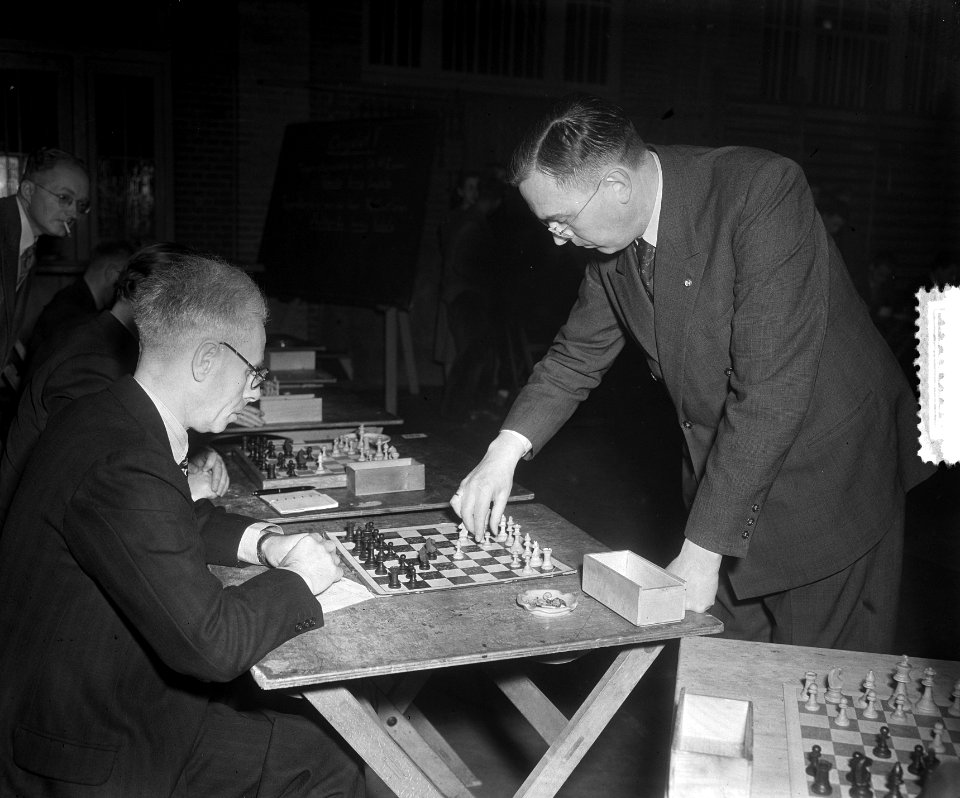 Derde vijfjarige HBS 50 jaar Euwe schaakt simultaan, Bestanddeelnr 904-9424