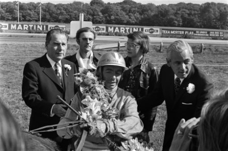 Derby voor driejarigen op Duindigt, Jan Wagenaar in de bloemen, Bestanddeelnr 928-7141