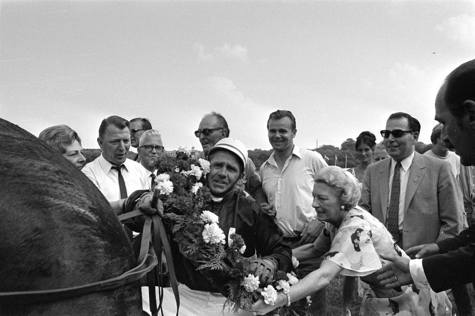 Derby voor dravers op Duindigt winnaar Ironie met berijder M. Vergay, Bestanddeelnr 923-7221
