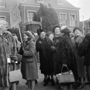 Dertiende lustrum van de VVSL in Leiden, koningin Juliana in gesprek, Bestanddeelnr 917-3744