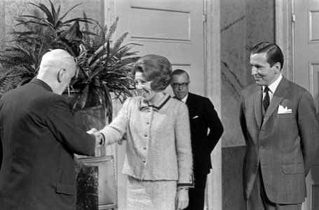 Derde geschenkendag voor prinses Beatrix en Claus op paleis Soestdijk , prinses , Bestanddeelnr 918-8537