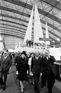 Dertiende Hiswa-tentoonstelling in RAI geopend door minister J. A. Bakker . Mini, Bestanddeelnr 921-1670