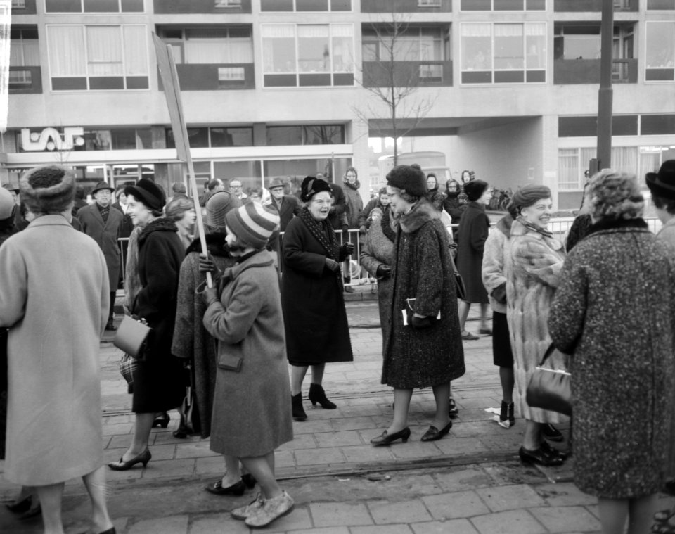 Dertiende lustrum van de VVSL in Leiden, koningin Juliana bij intocht in gesprek, Bestanddeelnr 917-3758
