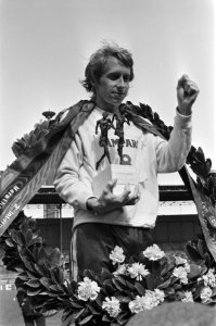 Derde internationale marathon van Amsterdam winnaar Rodgers (VS) tijdens huldig, Bestanddeelnr 929-1873
