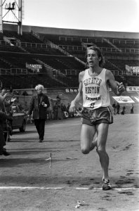 Derde internationale marathon van Amsterdam Rodgers gaat over de finish, Bestanddeelnr 929-1874
