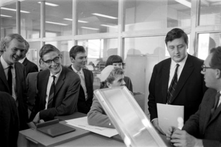 Derde IBM Meestertoernooi. Kuypers en Donner kijken naar computer die uitslag ge, Bestanddeelnr 915-4813