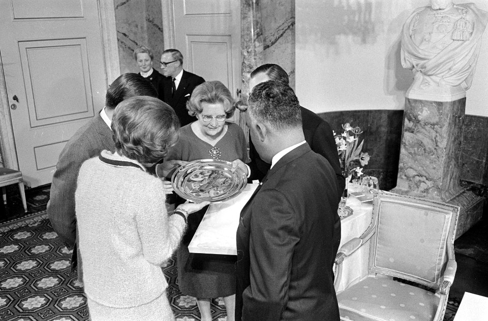Derde geschenkendag voor prinses Beatrix en Claus op paleis Soestdijk , verloofd, Bestanddeelnr 918-8529