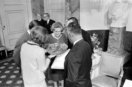 Derde geschenkendag voor prinses Beatrix en Claus op paleis Soestdijk , verloofd, Bestanddeelnr 918-8529