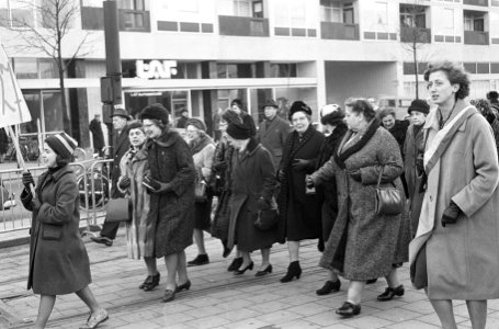 Dertiende lustrum van de VVSL in Leiden, koningin Juliana tijdens intocht, Bestanddeelnr 917-3764