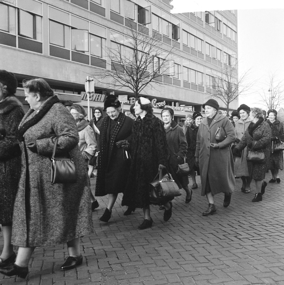 Dertiende lustrum van de VVSL in Leiden, koningin Juliana in gesprek tijdens int, Bestanddeelnr 917-3749
