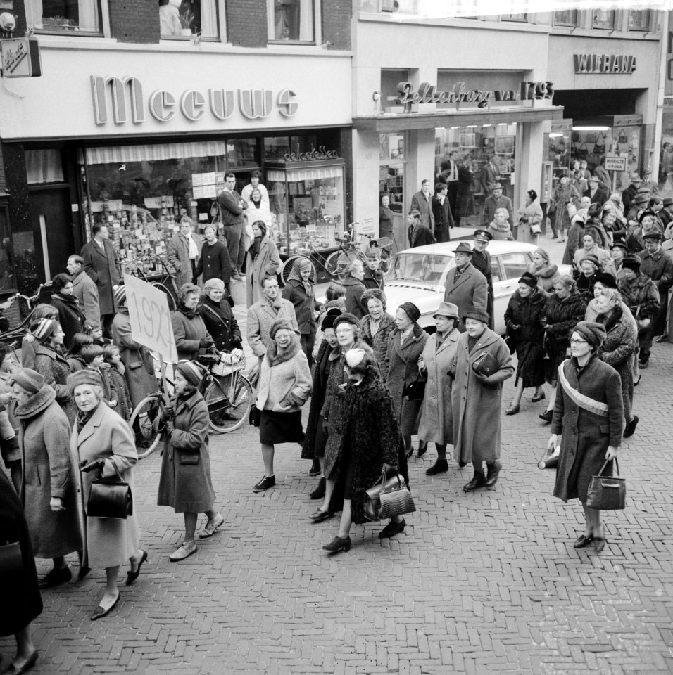 Dertiende lustrum van de VVSL in Leiden, koningin Juliana in gesprek tijdens int, Bestanddeelnr 917-3746