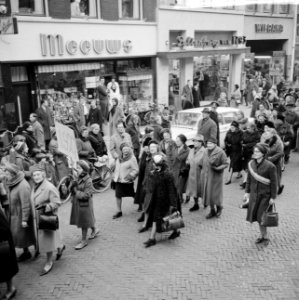 Dertiende lustrum van de VVSL in Leiden, koningin Juliana in gesprek tijdens int, Bestanddeelnr 917-3746