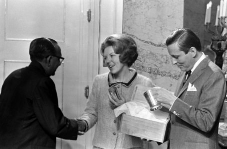 Derde geschenkendag voor prinses Beatrix en Claus op paleis Soestdijk, Bestanddeelnr 918-8522