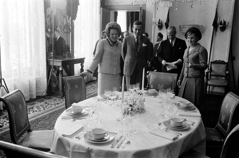 Derde geschenkendag voor prinses Beatrix en Claus op paleis Soestdijk, Bestanddeelnr 918-8534