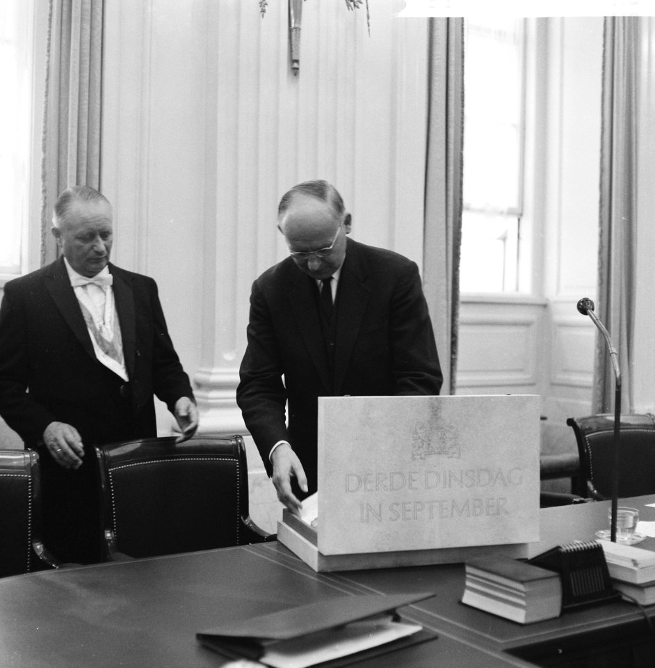 Derde dinsdag in September, Minister Vondeling met koffertje, naast hem echtgeno, Bestanddeelnr 918-2119